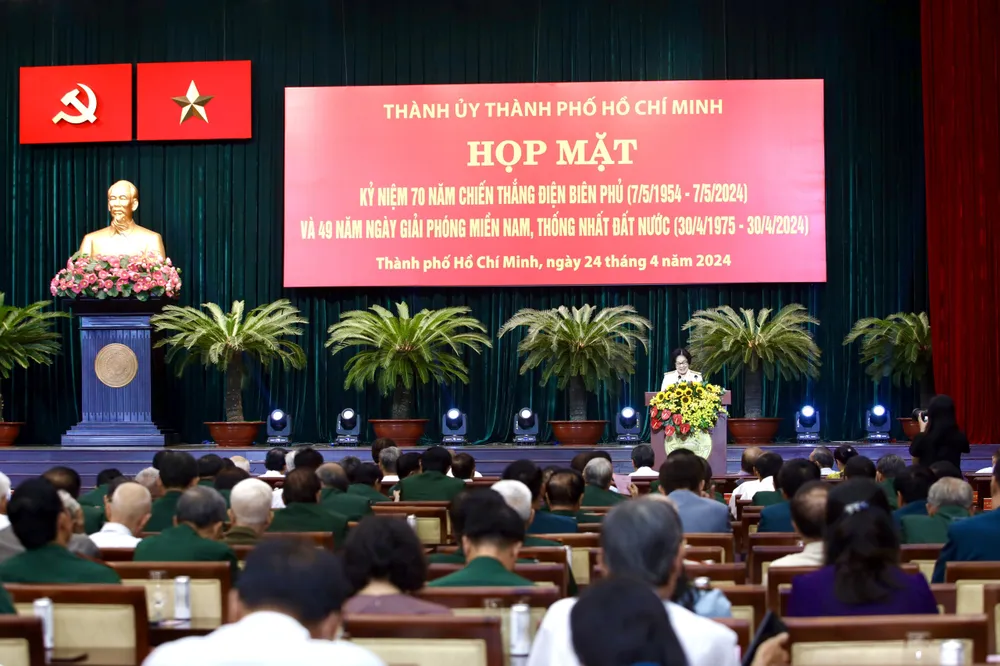 Nguyên lãnh đạo Đảng, Nhà nước và TP.HCM họp mặt 70 năm chiến thắng Điện Biên Phủ và thống nhất đất nước-ki-niem-70-nam-chien-thang-dien-bien-phu-49-nam-thong-nhat-dat-nuoc-tphcm-hop-mat (12).jpg