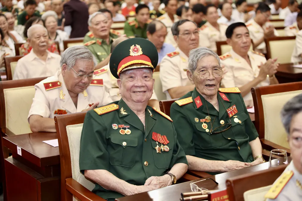 Nguyên lãnh đạo Đảng, Nhà nước và TP.HCM họp mặt 70 năm chiến thắng Điện Biên Phủ và thống nhất đất nước-ki-niem-70-nam-chien-thang-dien-bien-phu-49-nam-thong-nhat-dat-nuoc-tphcm-hop-mat (3).jpg