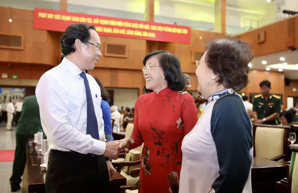 Nguyên lãnh đạo Đảng, Nhà nước và TP.HCM họp mặt 70 năm chiến thắng Điện Biên Phủ và thống nhất đất nước-ki-niem-70-nam-chien-thang-dien-bien-phu-49-nam-thong-nhat-dat-nuoc-tphcm-hop-mat (5).jpg