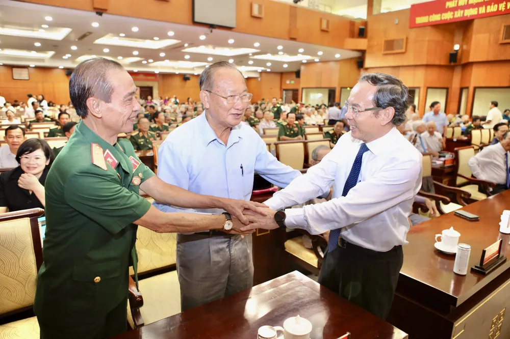 Nguyên lãnh đạo Đảng, Nhà nước và TP.HCM họp mặt 70 năm chiến thắng Điện Biên Phủ và thống nhất đất nước-ki-niem-70-nam-chien-thang-dien-bien-phu-49-nam-thong-nhat-dat-nuoc-tphcm-hop-mat (6).jpg