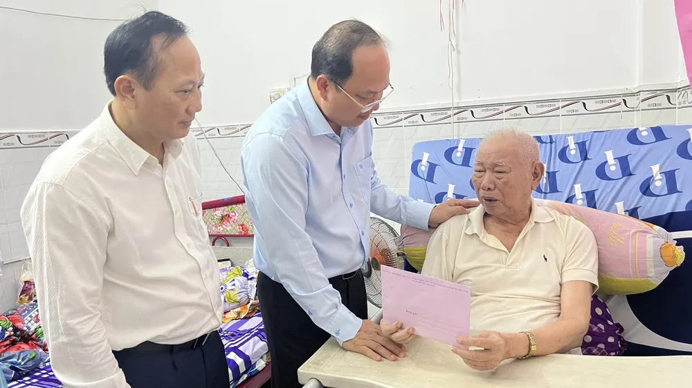 Lãnh đạo Thành uỷ TP.HCM thăm các chiến sĩ Điện Biên Phủ-lanh-dao-tphcm-tham-chien-si-dien-bien-phu (2).jpg