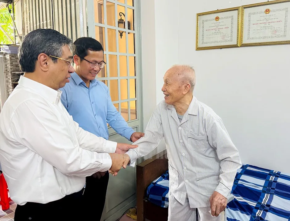 Lãnh đạo Thành uỷ TP.HCM thăm các chiến sĩ Điện Biên Phủ-lanh-dao-tphcm-tham-chien-si-dien-bien-phu (6).jpg