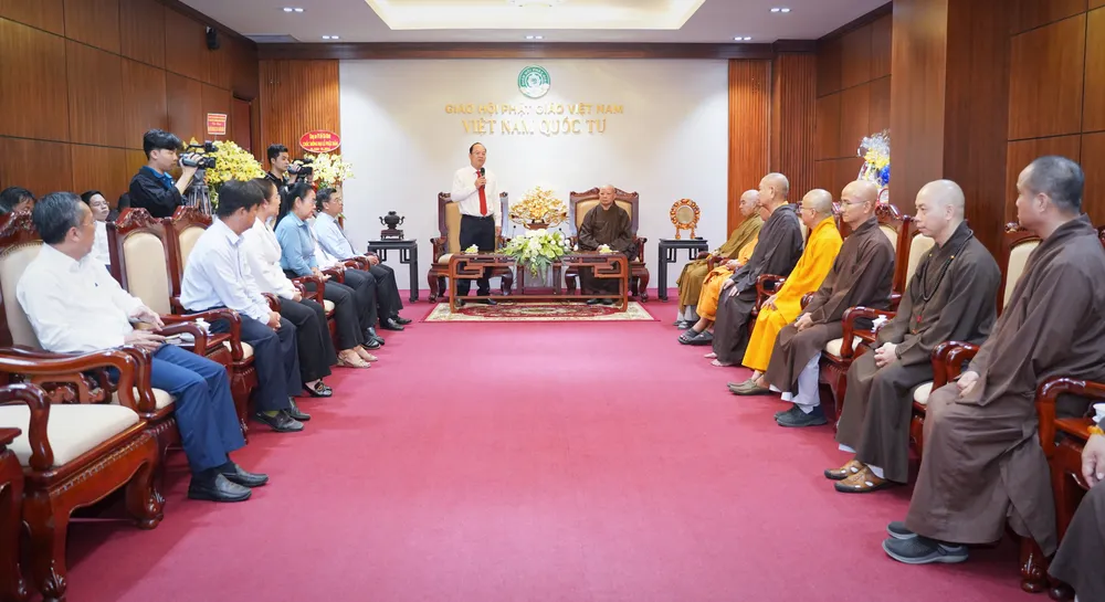 Đoàn đại biểu Thành ủy, HĐND, UBND, Ủy ban MTTQ Việt Nam TPHCM do Phó Bí thư Thường trực Thành ủy TP.HCM Nguyễn Hồ Hải làm trưởng đoàn đến thăm, chúc mừng Đại lễ Phật đản tại Ban Trị sự Giáo hội Phật giáo Việt Nam TP.HCM. Ảnh: THUẬN VĂN Lãnh đạo TP.HCM thăm, chúc mừng Đại lễ Phật Đản -thanh-uy-tphcm-tham-ngay-phat-dan (3).jpg