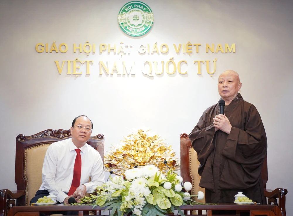Hoà thượng Thích Lệ Trang gửi lời chúc sức khoẻ để đoàn lãnh đạo TP và chúc các vị lãnh đạo TP.HCM an lạc, sức khỏe, hạnh phúc, trí tuệ. Ảnh: THUẬN VĂN Lãnh đạo TP.HCM thăm, chúc mừng Đại lễ Phật Đản -thanh-uy-tphcm-tham-ngay-phat-dan (5).jpg