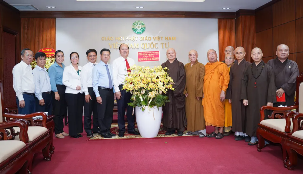 Phó Bí thư Thường trực Thành uỷ TP.HCM Nguyễn Hồ Hải đã chuyển lời của Bí thư Thành ủy TP.HCM Nguyễn Văn Nên chúc sức khỏe, thăm hỏi ân cần đến Ban trị sự Giáo hội Phật giáo TP.HCM. Ảnh: THUẬN VĂN Lãnh đạo TP.HCM thăm, chúc mừng Đại lễ Phật Đản -thanh-uy-tphcm-tham-ngay-phat-dan (6).jpg