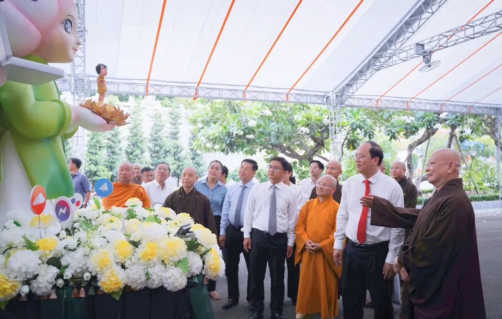 Phó Bí thư Thường trực Thành uỷ TP.HCM Nguyễn Hồ Hải cùng Ban Trị sự Giáo hội Phật giáo Việt Nam TP.HCM tham quan, xem xe tham gia rước Kim thân Đức Phật đản sinh vào tối nay, 15-5. Ảnh: THUẬN VĂN Lãnh đạo TP.HCM thăm, chúc mừng Đại lễ Phật Đản -thanh-uy-tphcm-tham-ngay-phat-dan (7).jpg