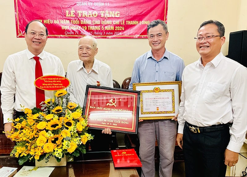 Phó Bí thư Thường trực Thành ủy TP.HCM Nguyễn Hồ Hải đã trao Huy hiệu 60 năm tuổi Đảng tại nhà riêng của đảng viên Lê Thanh Long. Ảnh: Web Thành uỷ TP.HCM Thành uỷ TP.HCM trao Huy hiệu Đảng đợt 19-5-thanh-uy-tphcm-trao-huy-hieu-dang-dip-19-5.jpeg