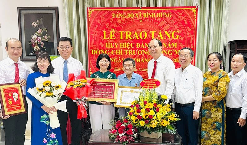 Phó Bí thư Thường trực Thành uỷ TP.HCM Nguyễn Hồ Hải đến dự và trao Huy hiệu 50 năm tuổi Đảng cho đảng viên Trương Công Minh. Ảnh: Web Thành uỷ TP.HCM Thành uỷ TP.HCM trao Huy hiệu Đảng đợt 19-5-thanh-uy-tphcm-trao-huy-hieu-dang-dip-19-5.jpg