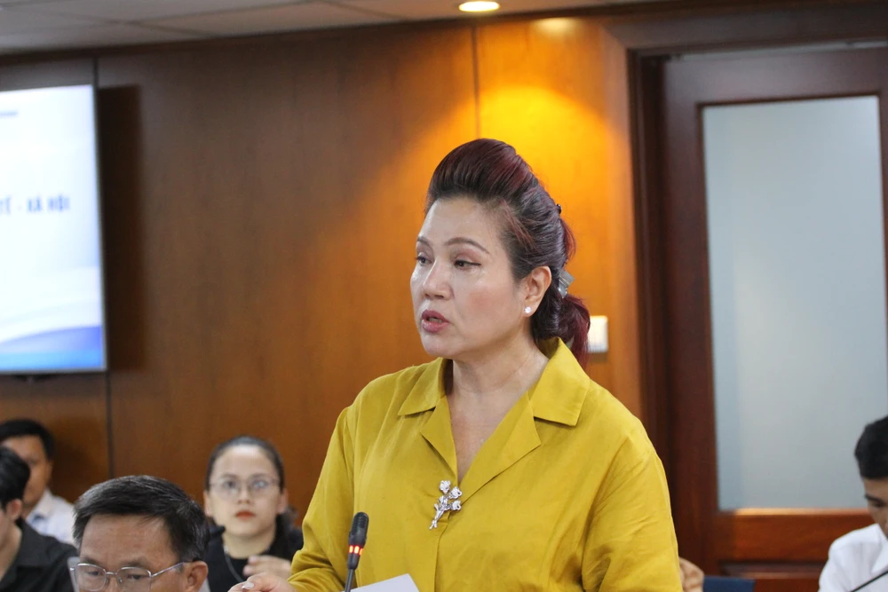 Bà Lê Thúy Hằng, Tổng giám đốc Công ty Vàng bạc Đá quý Sài Gòn thông tin tại họp báo. Ảnh: THÀNH NHÂN Tổng giám đốc SJC nói về lý do hạn chế lượng vàng miếng bán ra-Bà Lê Thúy Hằng, Tổng giám đốc Công ty Vàng bạc đá quý Sài Gòn SJC (1).JPG