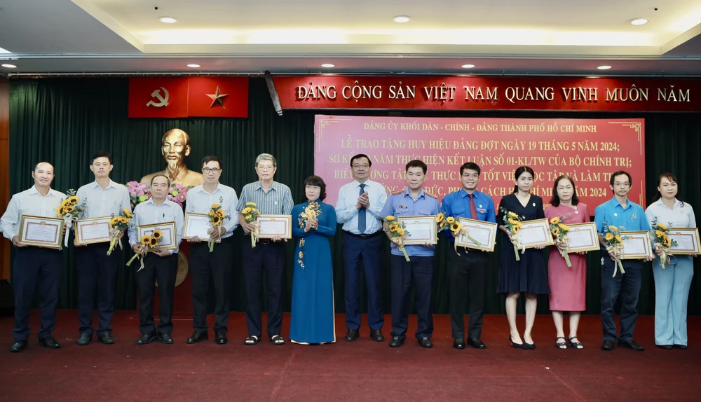 Đảng ủy Khối Dân - Chính - Đảng trao tặng giấy khen cho các đơn vị có thành tích xuất sắc trong học tập làm theo đạo đức, phong cách Hồ Chí Minh. Ảnh: NGUYỆT NHI dang-uy-khoi-trao-huy-hieu-dang-19-5 (3).jpg