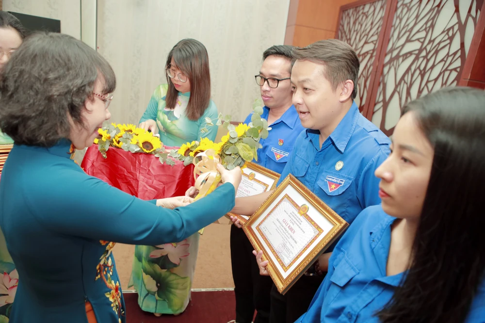 Đảng ủy Khối Dân - Chính - Đảng TP.HCM trao tặng giấy khen cho các đơn vị có thành tích xuất sắc trong học tập, làm theo đạo đức, phong cách Hồ Chí Minh. Ảnh: NGUYỆT NHI dang-uy-khoi-trao-huy-hieu-dang-19-5 (4).jpg