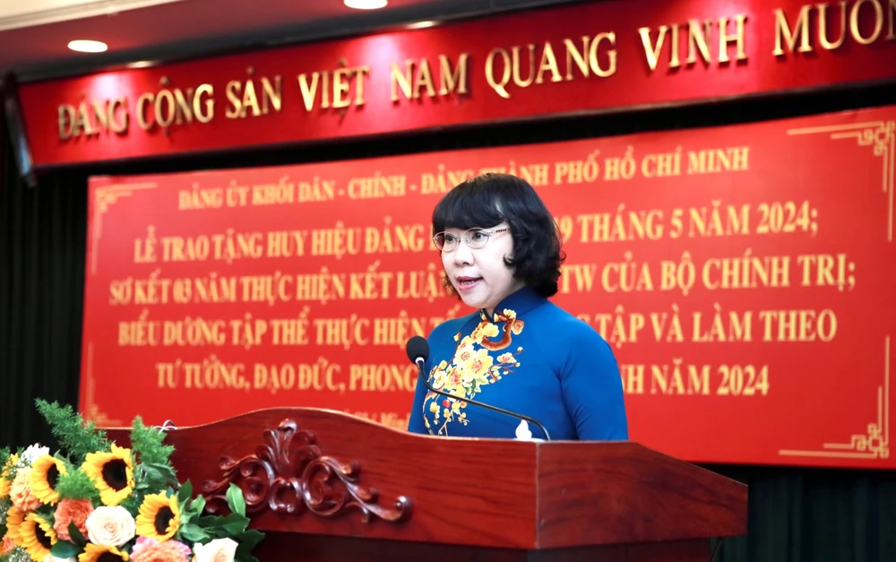 Bà Hàng Thị Thu Nga, Phó Bí thư Đảng uỷ Khối Dân - Chính - Đảng phát biểu tại buổi trao huy hiệu. Ảnh: NGUYỆT NHI Đảng ủy Khối Dân - Chính - Đảng
