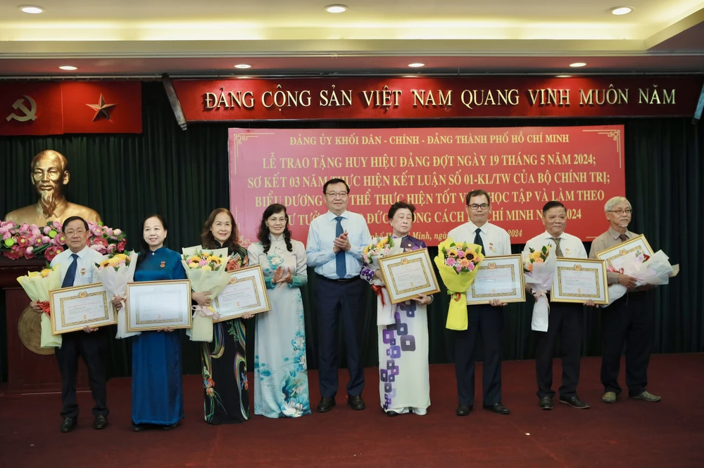Đảng ủy Khối Dân - Chính - Đảng trao huy hiệu Đảng cho các đảng viên đợt 19-5. Ảnh: NGUYỆT NHI dang-uy-khoi-trao-huy-hieu-dang-19-5 (6).jpg