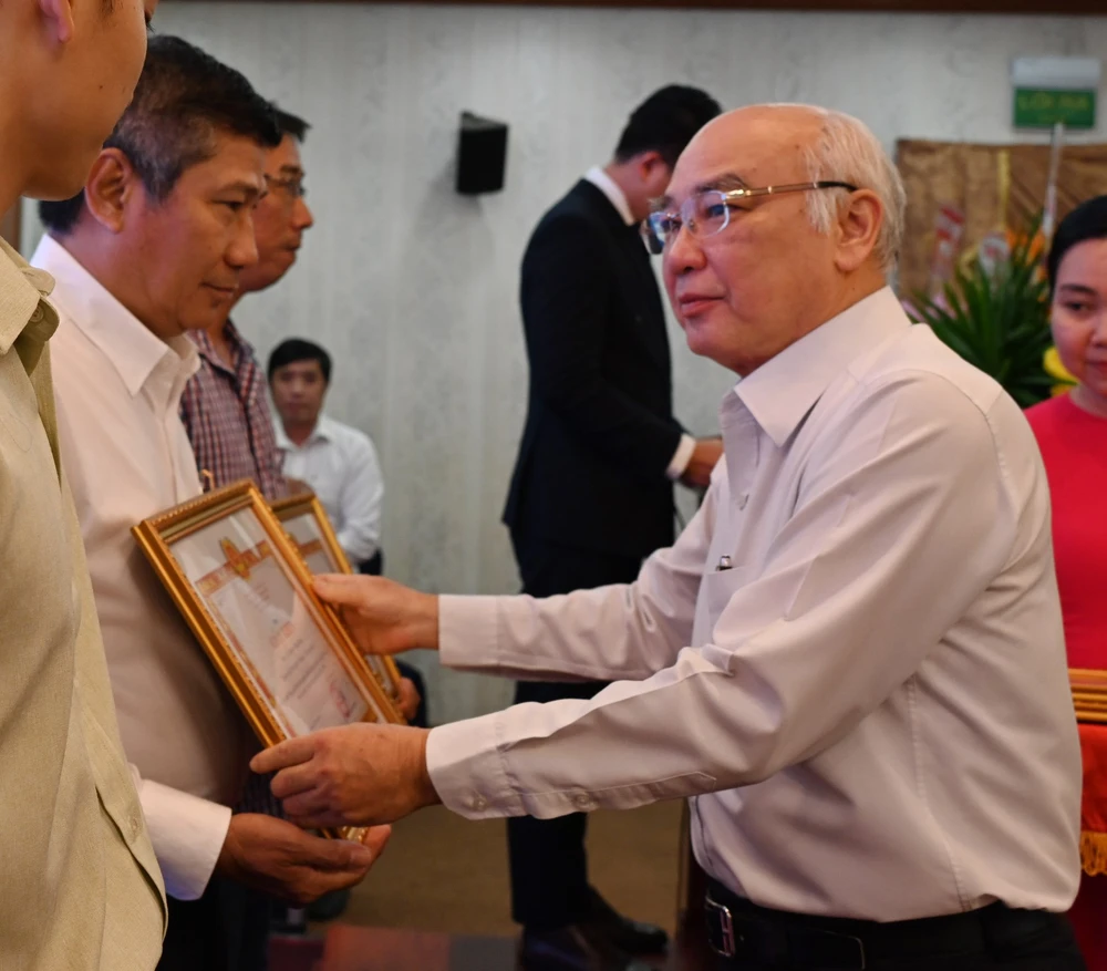 Trang tin điện tử Đảng bộ TP.HCM tròn 20 năm thành lập-ki-niem-20-nam-trang-tin-dien-tu-dang-bo-tphcm (2).jpg