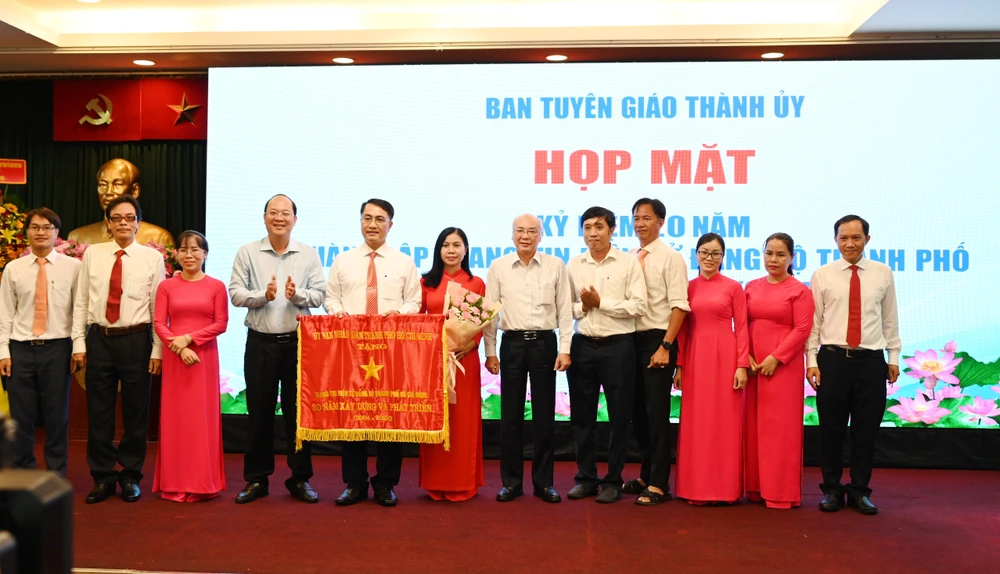 Trang tin điện tử Đảng bộ TP.HCM tròn 20 năm thành lập-ki-niem-20-nam-trang-tin-dien-tu-dang-bo-tphcm.jpg