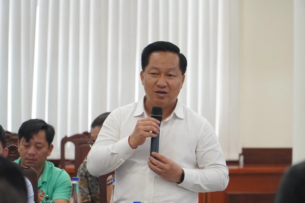 Chủ tịch UBND TP Thủ Đức báo cáo tại buổi giám sát. Ảnh: THANH THUỲ TP Thủ Đức vẫn chưa sắp xếp xong số cán bộ cấp phó dôi dư-chu-tich-tp-thuc-duc-noi-ve-sap-xep-bo-may.jpg
