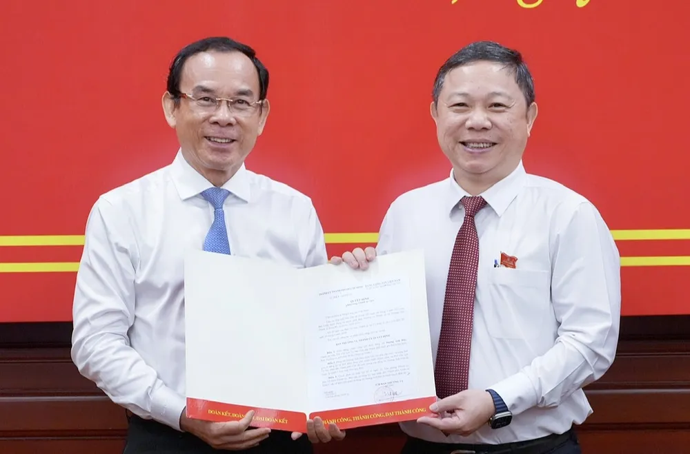 Bí thư thành uỷ TP.HCM trao quyết định cho ông Dương Anh Đức. Ảnh: THUẬN VĂN Phó Chủ tịch UBND TP.HCM Dương Anh Đức được điều động làm Bí thư Quận ủy quận 1bi-thu-quan-1.jpg