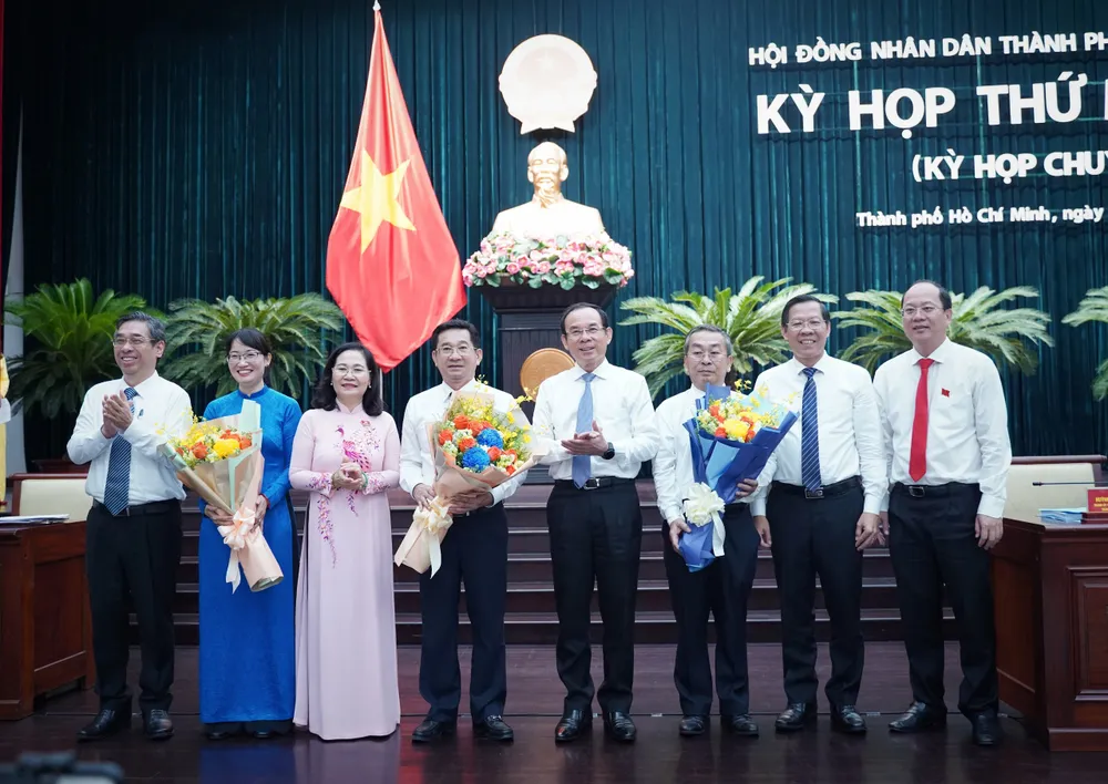 Lãnh đạo TP.HCM chúc mừng các nhân sự được bầu tại kỳ họp sáng 19-5. Ảnh: THUẬN VĂN Ủy viên UBND TP.HCM