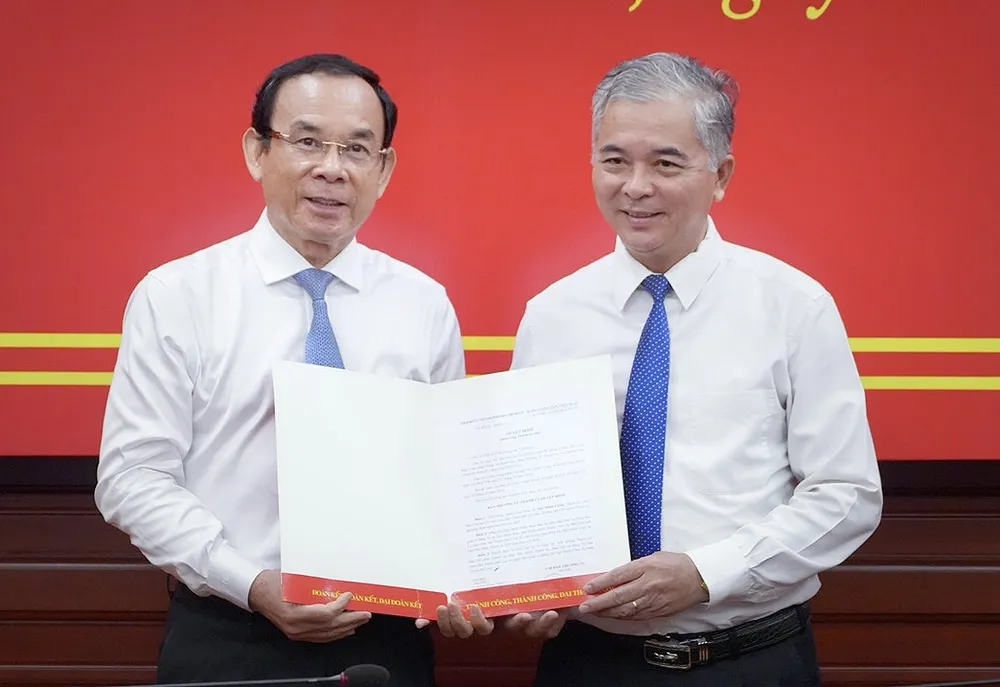 Bí thư Thành uỷ TP.HCM Nguyễn Văn Nên trao quyết định cho ông Ngô Minh Châu. Ảnh: THUẬN VĂN Ông Ngô Minh Châu làm Trưởng ban Nội chính Thành ủy TP.HCM-Ông Ngô Minh Châu làm Trưởng ban Nội chính Thành ủy TP.HCM-truong-ban-noi-chinh-ngo-minh-chau.jpg