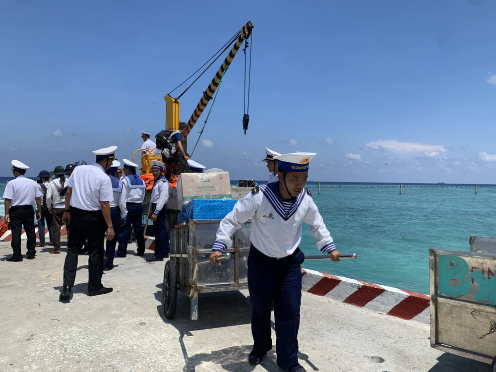 Rồi sau đó anh em chiến sỹ thay nhau đưa vào các đảo. Ảnh: THANH TUYỀN Trung-sa-19.JPG
