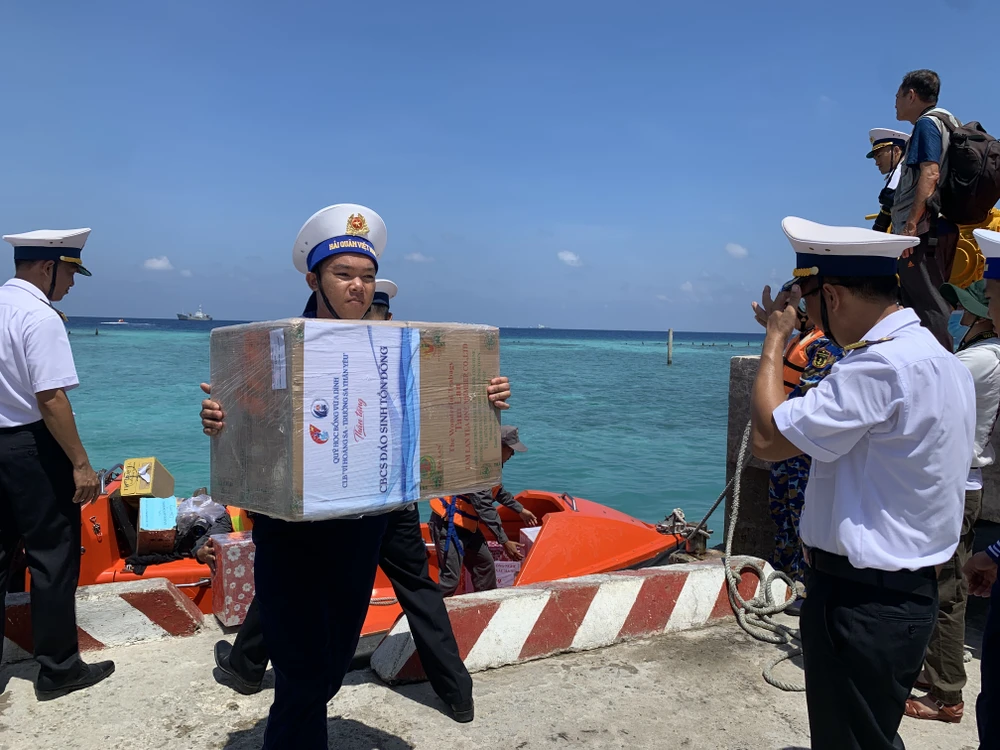 Từng món quà gửi tặng cán bộ chiến sỹ ở các đảo được cano chở từ tàu kiểm ngư lên đảo... Truong-sa-21.JPG