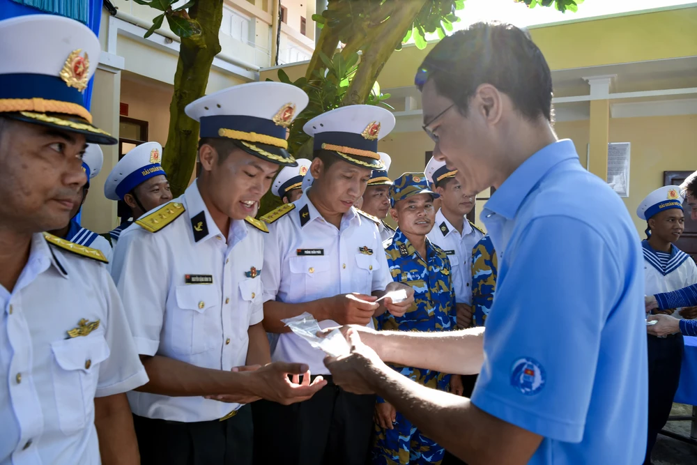 Ông Phạm Tuấn Anh, Tổng giám đốc công ty cổ phần viễn thông ACT, trưởng đoàn đại biểu thuộc Quỹ Vừ A Dính tặng quà, động viên các chiến sĩ. Ảnh: NGUYỄN VĂN TIẾN Truong-sa11.jpg