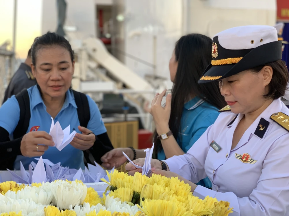 Đại biểu chuẩn bị hoa cúc và hạc giấy để tưởng niệm anh linh các chiến sỹ đã hy sinh tại quần đảo Trường Sa. Ảnh: THANH TUYỀN Trên tàu KN290 đến đảo Trường Sa -Truong-sa13.jpg