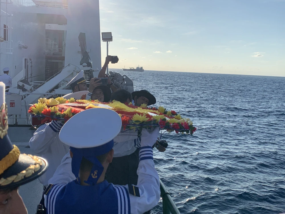 Tràng hoa được thả xuống để tưởng nhớ anh linh các chiến sỹ. Ảnh: THANH TUYỀN Trên tàu KN290 đến đảo Trường Sa -Truong-sa18.JPG