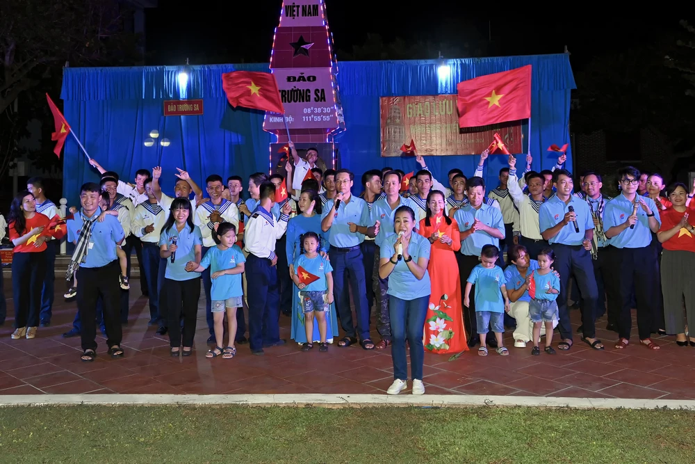 Giao lưu văn nghệ giữa đoàn đại biểu và các chiến sỹ tại đảo Trường Sa. Ảnh: NGUYỄN VĂN TIẾN Truong-sa3.jpg