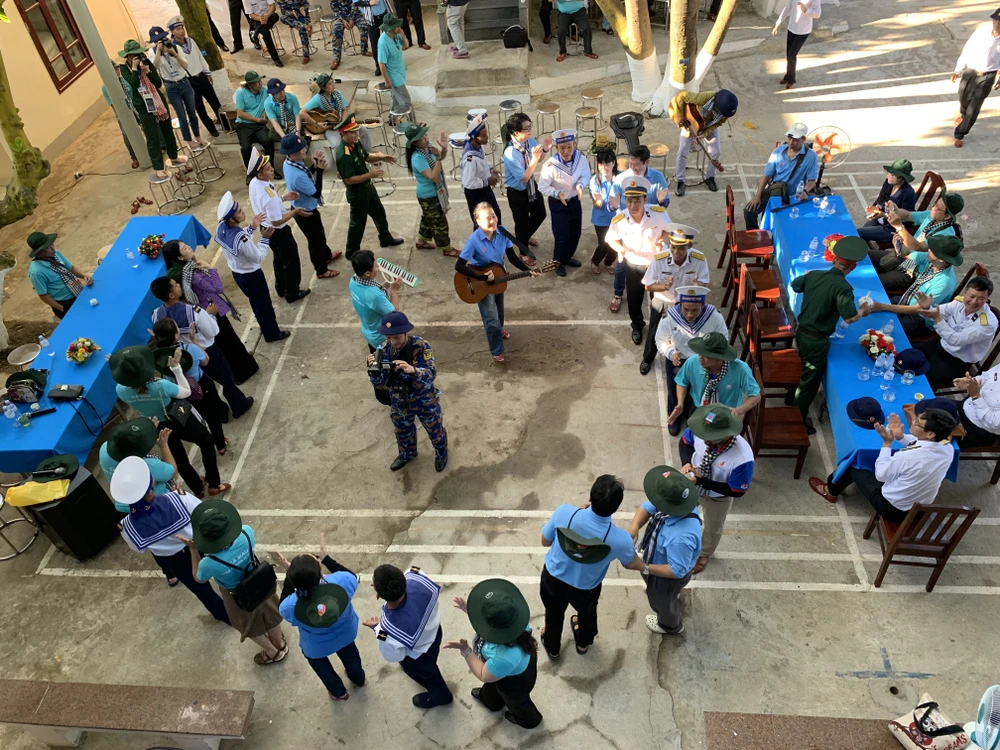 Tiếng hát của đoàn đại biểu từ đất liền đồng điệu với trái tim người chiến sỹ ở đảo. Ảnh: THANH TUYỀN Trên tàu KN290 đến đảo Trường Sa -Truong-sa34.JPG