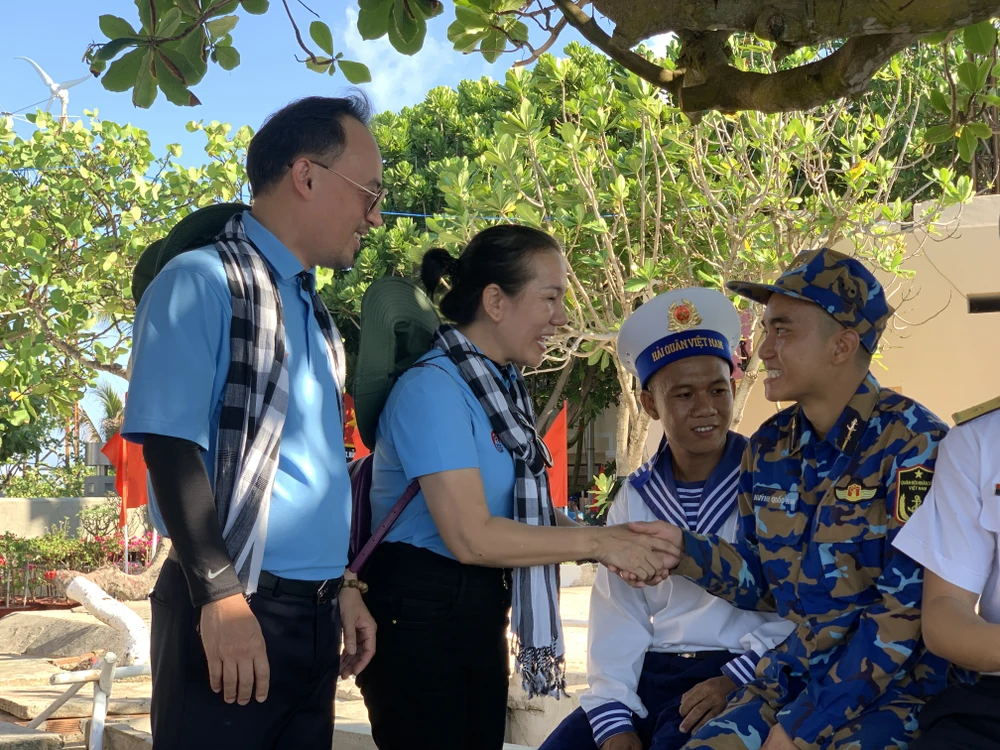 Đại biểu thăm hỏi, động viên các chiến sĩ tại đảo An Bang. Ảnh: THANH TUYỀN Trên tàu KN290 đến đảo Trường Sa -Truong-sa35.JPG