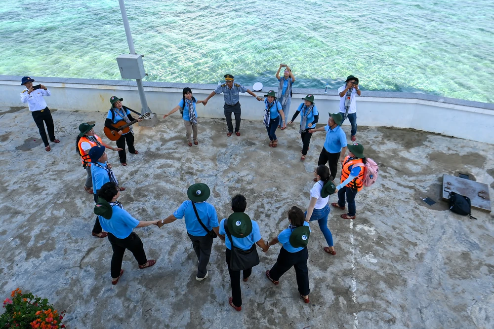 Đoàn đại biểu thuộc Quỹ học bổng Vừ A Dính đàn guitar và hát tại đảo Len Đao. Ảnh: NGUYỄN VĂN TIẾN Trên tàu KN290 đến đảo Trường Sa -Truong-sa7.jpg