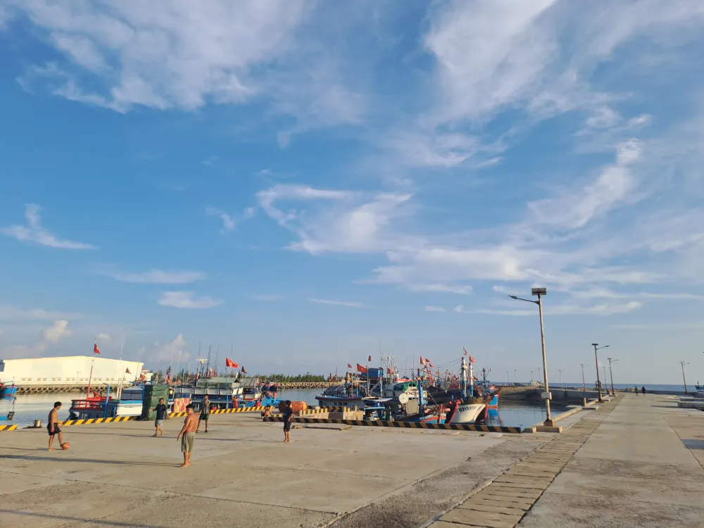 Ngư dân đánh bắt xa bờ vào âu tàu để được hỗ trợ thuốc men, dầu, sữa chữa tàu thuyền miễn phí. Ảnh: THANH TUYỀN Ngư dân an tâm bám biển ở Trường Sa-au-tau-truong-sa (13).jpg