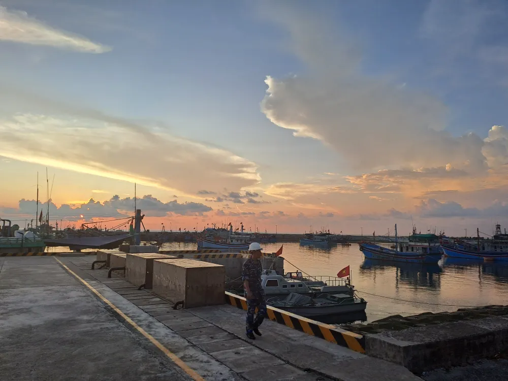 Lực lượng hải quân cùng chiến sĩ ở các đảo luôn là chỗ dựa, hỗ trợ ngư dân bám biển vươn khơi ở Trường Sa. Ảnh: THANH TUYỀN Ngư dân an tâm bám biển ở Trường Sa-au-tau-truong-sa-14.jpg