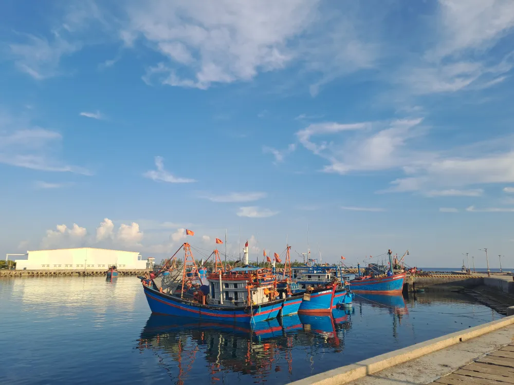 Tàu cá cập vào âu tàu Trường Sa sau những ngày đánh bắt xa bờ còn được các chiến sĩ, lực lượng hải quân ở đây tuyên truyền về chống khai thác thuỷ sản trái phép. Ảnh: THANH TUYỀN Ngư dân an tâm bám biển ở Trường Sa-au-tau-truong-sa3.jpg
