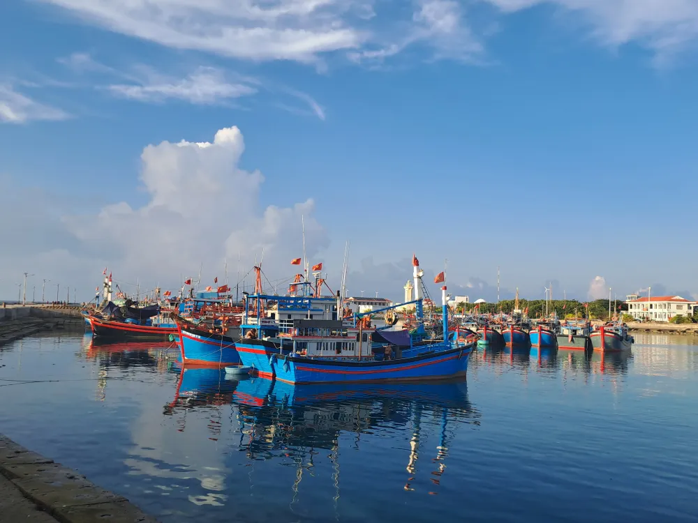 Tàu cá của ngư dân đánh bắt xa bờ neo đậu ở âu tàu Trường Sa. Ảnh: THANH TUYỀN Ngư dân an tâm bám biển ở Trường Sa-au-tau-truong-sa9.jpg