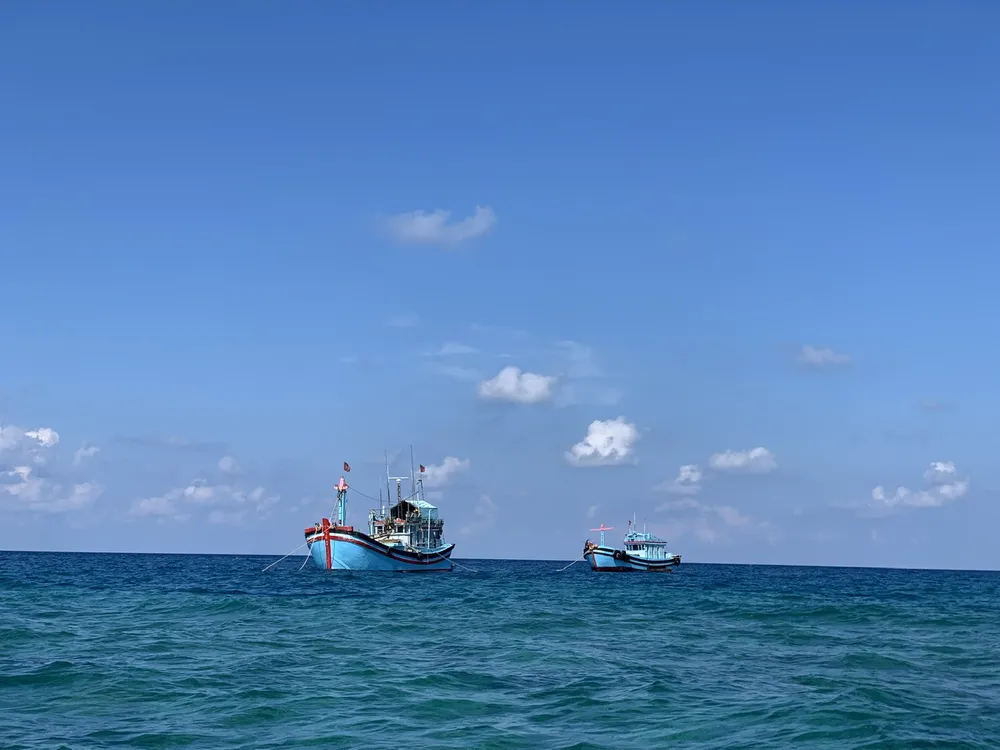 Tàu cá đánh bắt ở Trường Sa. Ảnh: THANH TUYỀN Ngư dân an tâm bám biển ở Trường Sa-au-tau-truong-saaa (14).jpg