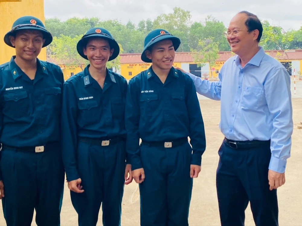 Phó Bí thư Thường trực Thành ủy TP.HCM Nguyễn Hồ Hải thăm, động viên các chiến sĩ mới tại Sư đoàn Phòng không 367. Ảnh: THANH THÙY TP.HCM thăm, động viên các chiến sĩ mới thực hiện nghĩa vụ quân sự năm 2024-tphcm-tham-dong-vien-chien-si-nghiaa-vu-quan-su (2).jpg