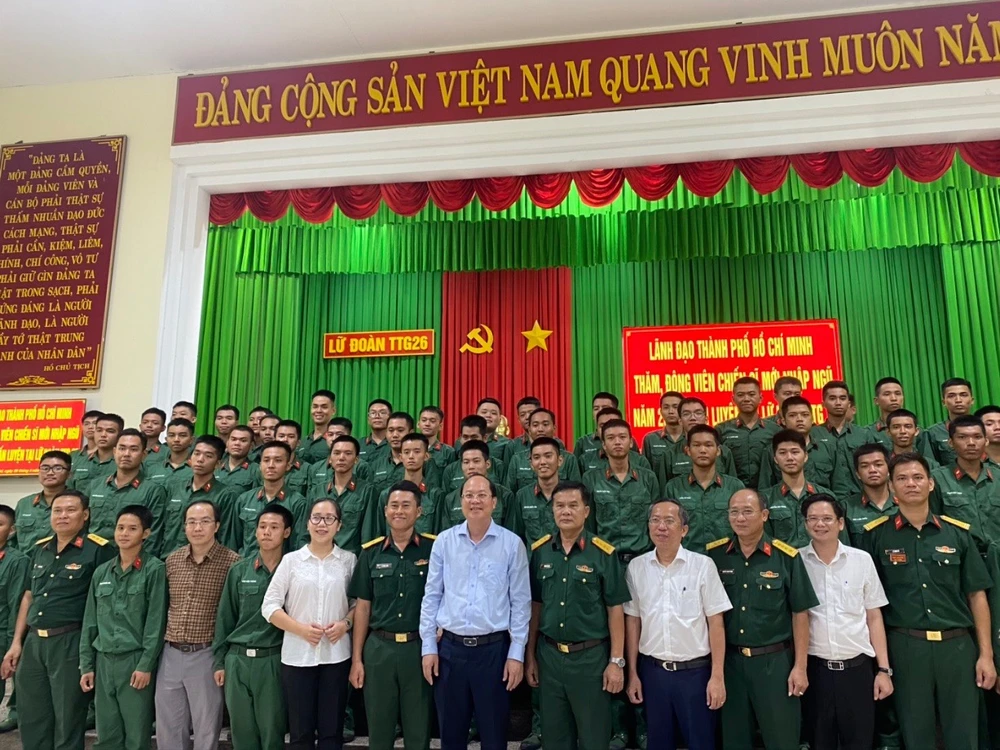Ông Nguyễn Hồ Hải cùng các đại biểu trong đoàn công tác chụp hình cùng các chiến sĩ mới tại Lữ đoàn Tăng - Thiết giáp 26, Quân Khu 7. Ảnh: THANH THÙY TP.HCM thăm, động viên các chiến sĩ mới thực hiện nghĩa vụ quân sự năm 2024-tphcm-tham-dong-vien-chien-si-nghiaa-vu-quan-su.jpg