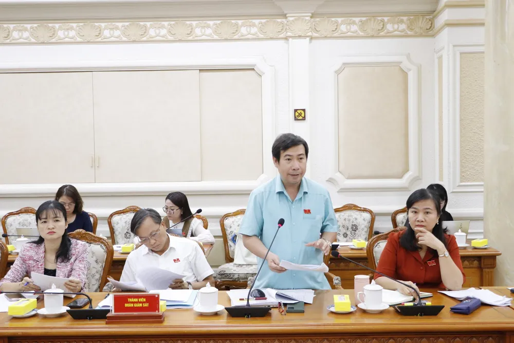 Đại biểu HĐND TP.HCM đặt câu hỏi tại buổi giám sát. Ảnh: THANH THÙY Ngành y tế và giáo dục TP.HCM thiếu hụt trầm trọng cơ sở hạ tầng, nhân lực-giam-sat-cai-cach-hanh-chinh-bo-may-tphcm-nhan-luc.jpg