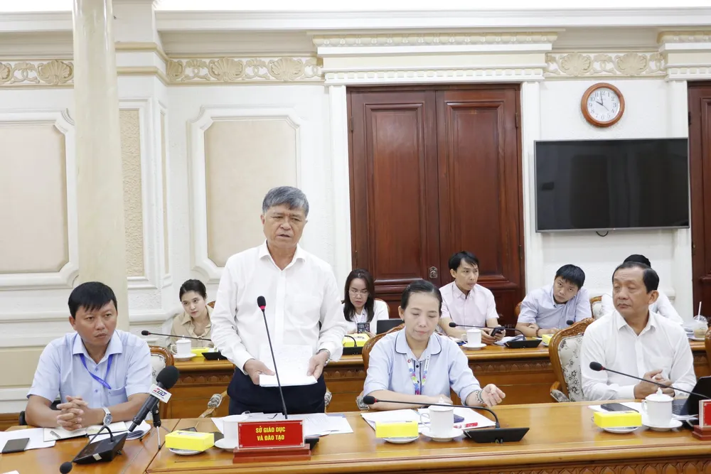 Giám đốc Sở GD-ĐT TP.HCM Nguyễn Văn Hiếu nêu các khó khăn tại buổi giám sát. Ảnh: THANH THÙY Ngành y tế và giáo dục TP.HCM thiếu hụt trầm trọng cơ sở hạ tầng, nhân lực-giam-sat-cai-cach-hanh-chinh-bo-may-tphcm-nhan-luc (2).jpg