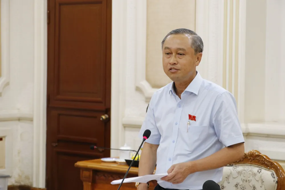 Phó Chủ tịch HĐND TP.HCM Huỳnh Thanh Nhân chia sẻ với khó khăn của hai ngành. Ảnh: THANH THÙY Ngành y tế và giáo dục TP.HCM thiếu hụt trầm trọng cơ sở hạ tầng, nhân lực-giam-sat-cai-cach-hanh-chinh-bo-may-tphcm-nhan-luc (3).jpg