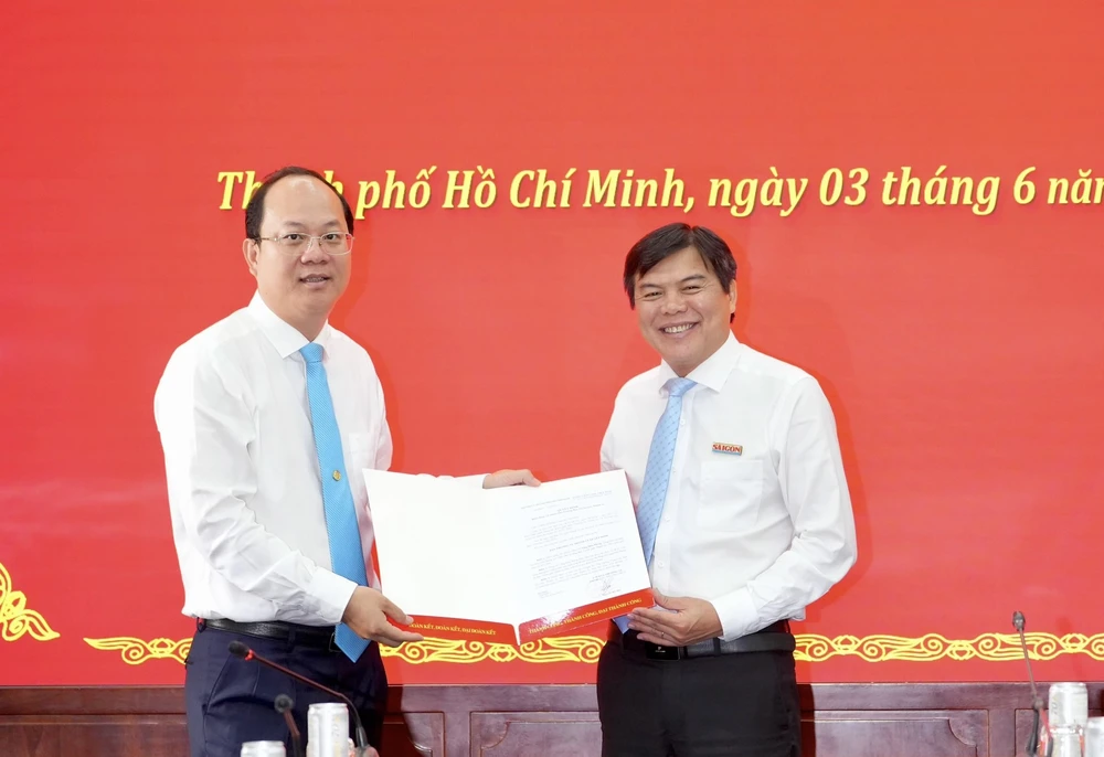 Phó Bí thư Thường trực Thành ủy TP.HCM Nguyễn Hồ Hải trao quyết định điều động, bổ nhiệm ông Tăng Hữu Phong giữ chức Phó Trưởng ban Tuyên giáo Thành ủy TP.HCM. Ảnh: H.H Tổng biên tập báo Sài Gòn Giải Phóng giữ chức Phó Trưởng ban Tuyên giáo Thành ủy TP.HCM -Tong-bien-tap-bao-sai-gon-giai-phong.jpeg
