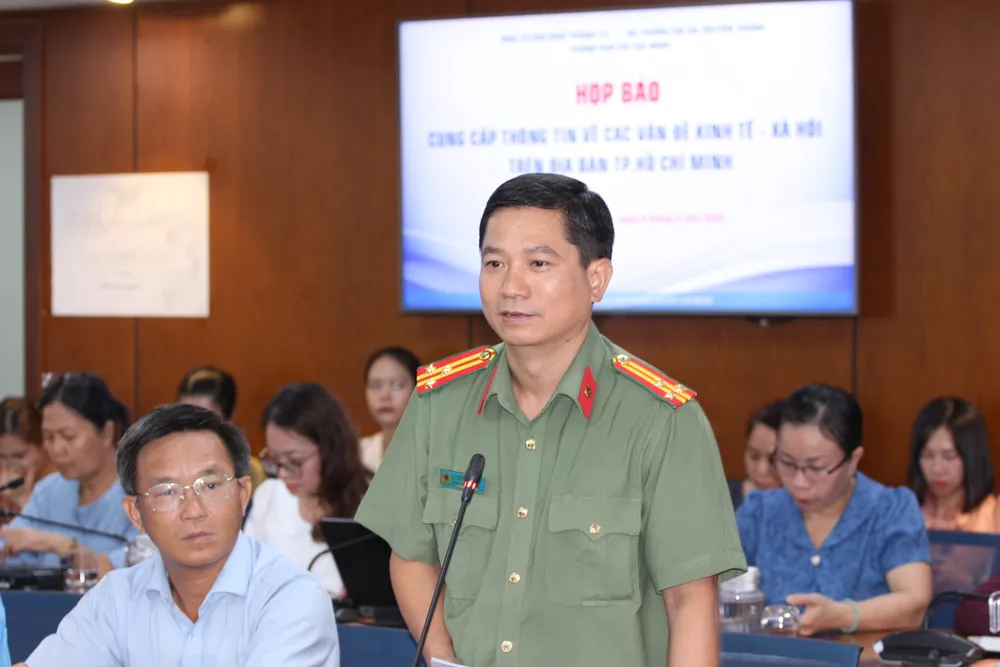 Thượng tá Lê Mạnh Hà, Phó phòng Tham mưu Công an TP.HCM thông tin tại họp báo. Ảnh: THÀNH NHÂN Công an TP.HCM: Có ban quản lý chung cư liên kết với tội phạm tệ nạn xã hội-Thượng tá Lê Mạnh Hà, Phó Trưởng Phòng Tham mưu, Công an (5).JPG