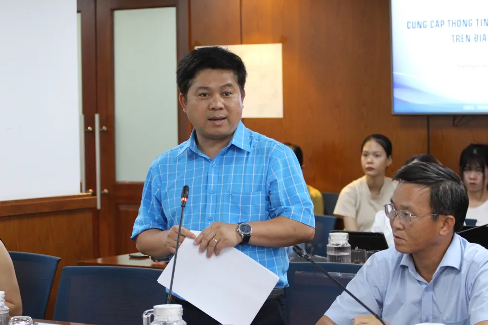 Ông Hồ Tấn Minh, Chánh Văn phòng Sở GD&ĐT TP.HCM đã thông tin đến báo chí về ngày thi đầu tiên, kỳ thi tuyển sinh lớp 10. Ảnh: THÀNH NHÂN Kỳ thi tuyển sinh lớp 10 TP.HCM: Một thí sinh bị đình chỉ thi vì mang điện thoại vào phòng thi- Ông Hồ Tấn Minh, Chánh Văn phòng Sở GD&ĐT (5).JPG