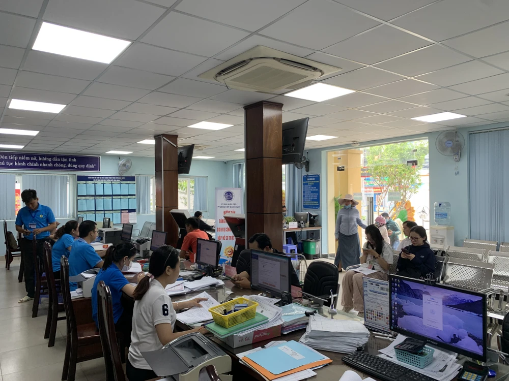 Ngày thứ 7, đội ngũ cán bộ, công chức, người hoạt động không chuyên trách phường Hiệp Bình Chánh tăng ca, làm thêm buổi chiều để giải quyết thủ tục hành chính cho người dân. Ảnh: THANH TUYỀN Cán bộ phường đông dân nhất Thủ Đức tăng ca giải quyết thủ tục trong ngày cho dân-ngay-hoi-giai-quyet-thu-tuc-hanh-chinh1.JPG