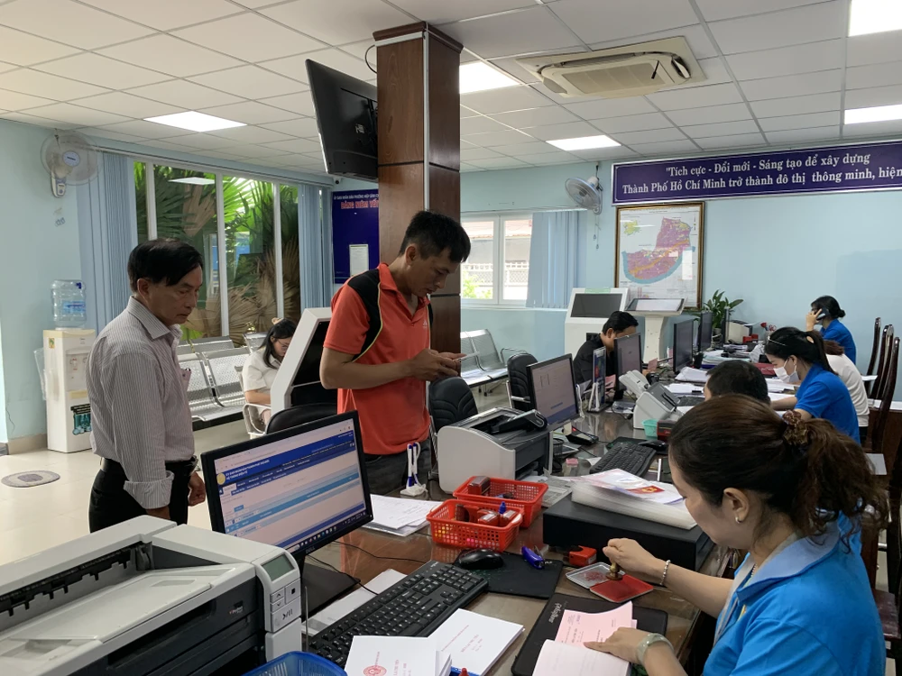 Ghi nhận trong ngày, có 37 lượt người dân chứng thực các loại thủ tục, giải quyết 8 hồ sơ về hộ tịch và tư vấn pháp luật cho 1 trường hợp. Ảnh: THANH TUYỀN Cán bộ phường đông dân nhất Thủ Đức 'tăng ca' giải quyết thủ tục trong ngày cho dân-ngay-hoi-giai-quyet-thu-tuc-phuong-dong-dan-thu-duc-hiep-binh-chanh5.JPG