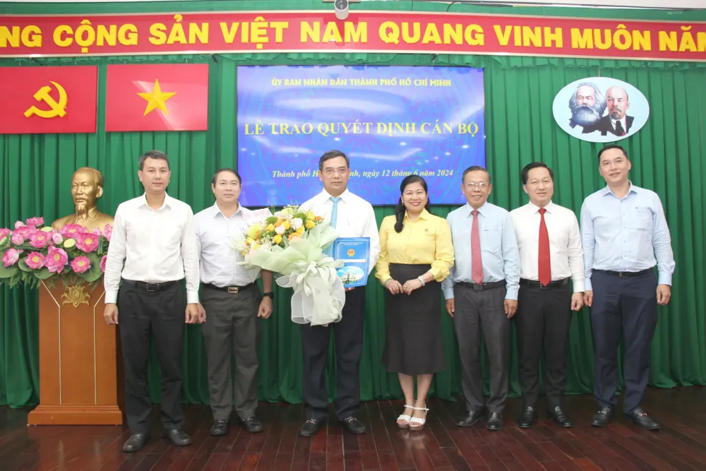 Bà Nguyễn Thị Hồng Thắm, Phó Giám đốc Sở Nội vụ TP đã công bố quyết định của Chủ tịch UBND TP.HCM về phê chuẩn kết quả bầu Phó Chủ tịch UBND TP Thủ Đức, nhiệm kỳ 2021-2026 đối với ông Đỗ Anh Khang. Ảnh: THANH THÙY Chủ tịch UBND TP.HCM phê chuẩn ông Đỗ Anh Khang làm Phó Chủ tịch UBND TP Thủ Đức-phe-chuan-ong-do-anh-khang-pho-chu-tich-ubnd-tp-thu-duc.jpg