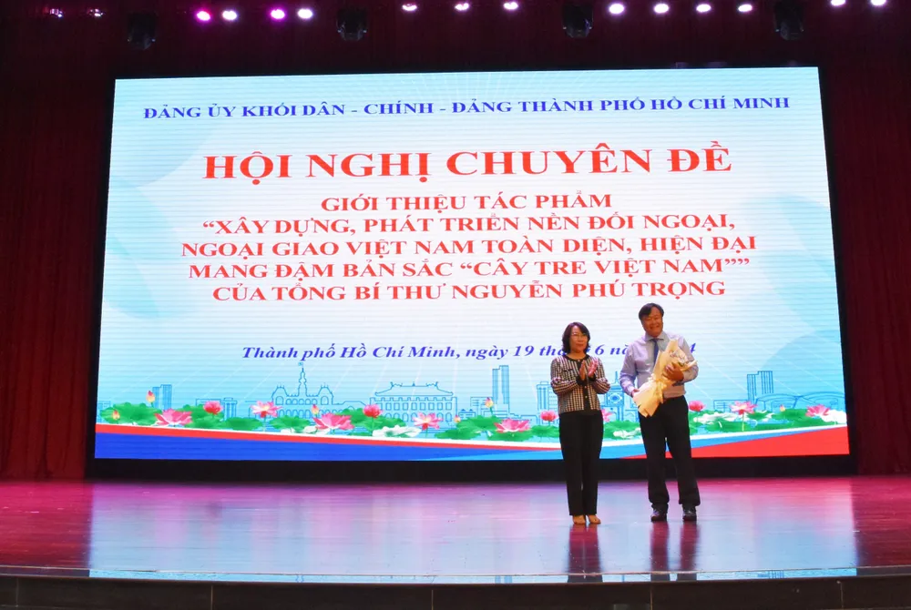 Phó Bí thư Đảng ủy Khối Dân - Chính - Đảng TP.HCM Hàng Thị Thu Nga tặng hoa cảm ơn PGS-TS Nguyễn Quốc Dũng sau buổi chuyên đề. Ảnh: T.T Đảng ủy Khối Dân - Chính - Đảng TP.HCM giới thiệu tác phẩm của Tổng Bí thư về 'ngoại giao cây tre' -ngoai-giao-cay-tre-tphcm (3).jpg