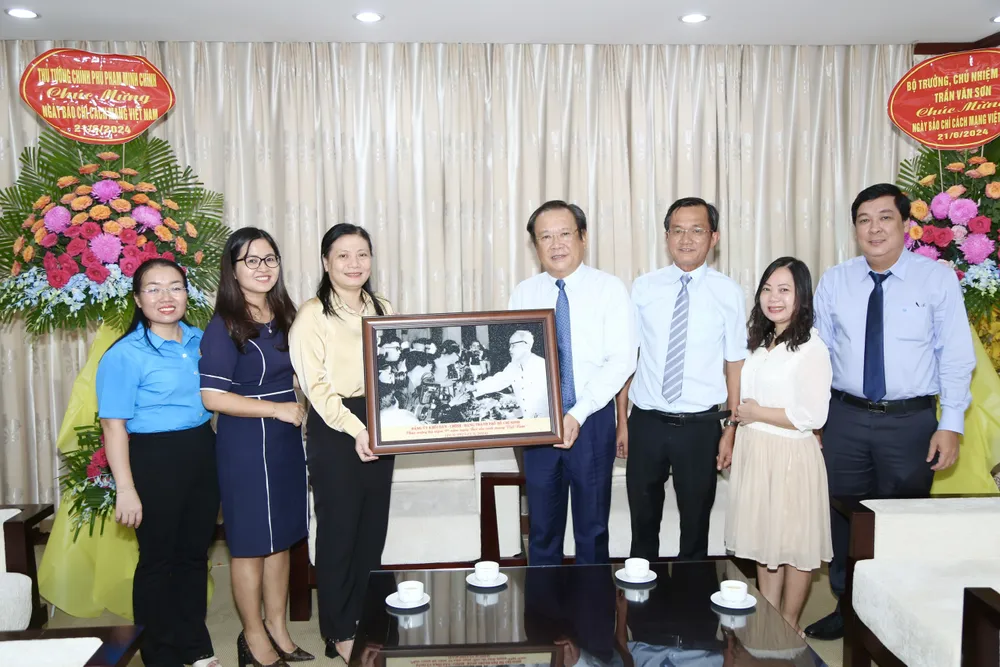 Dịp này, Ban Thường vụ Đảng Ủy khối Dân - Chính - Đảng TP đã tặng báo Pháp luật TP.HCM bức tranh về Chủ tịch Hồ Chí Minh, sẽ được trưng bày tại Không gian văn hoá Hồ Chí Minh ngay tại Toà soạn. Ảnh: HOÀNG GIANG ban-tuyen-giao-tham-21-6.jpg